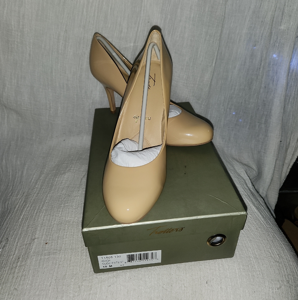 Trotters Nude Patent Leather Pointed Toe Pumps
